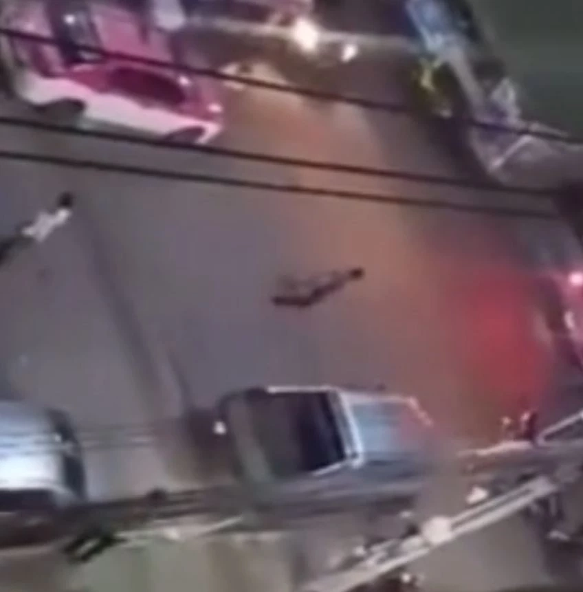 พ่อยกพวกเคลียร์แก๊งขี้เมา แกล้งลูกสาวจนหกล้ม บานปลายยิงสนั่น เจ็บ 3