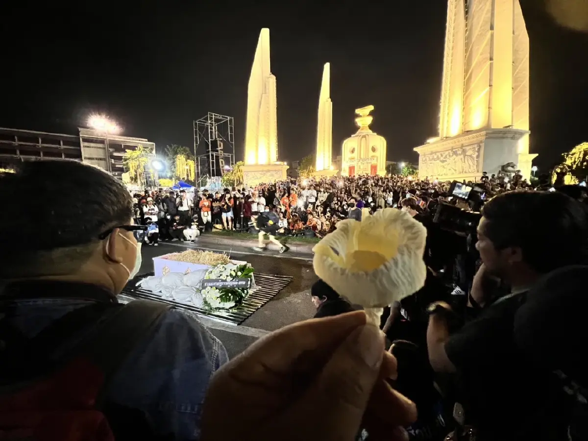 มวลชนจำนวนหนึ่ง ชุมนุมประท้วงภายหลัง "พิธา ลิ้มเจริญรัตน์ " ไม่ได้รับการพิจารณาโหวตนายกฯซ้ำ เมื่่อวันที่ 19 กรกฎาคมที่ผ่านมา ที่อนุสาวรีย์ประชาธิปไตย  