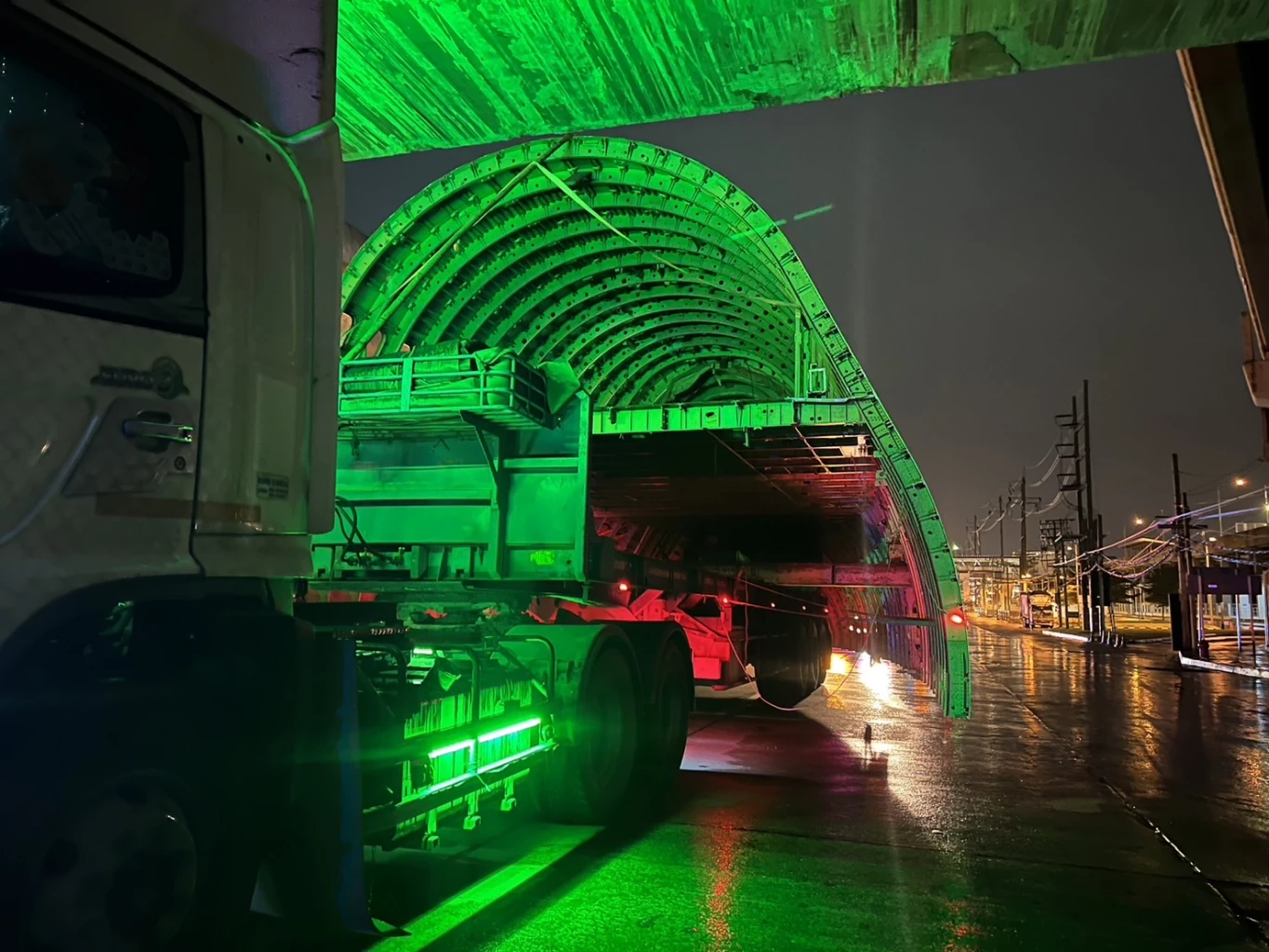 ชิ้นส่วนโบอิ้ง 747 ขนส่งไปประจวบฯ ติดใต้คานรถไฟฟ้าสายสีม่วง (มีคลิป)