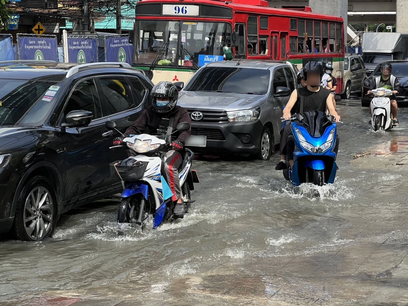 กทม. อ่วม ฝนตกหนักถนนลาดพร้าวน้ำท่วมสูง