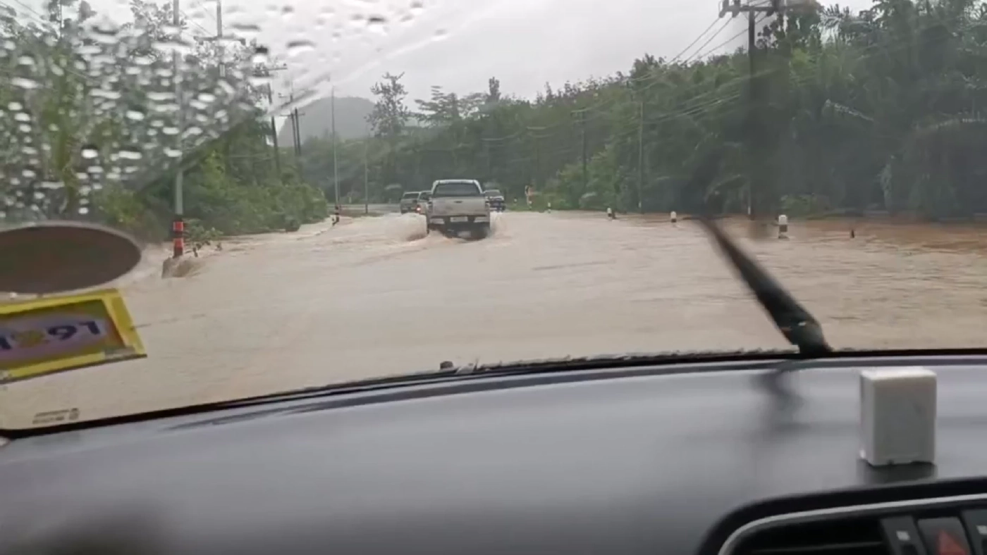 ฝนถล่มสตูล น้ำทะเลหนุน ทะลักท่วมบ้านพังเสียหาย คลื่นลมแรงซัดเรือล่มหลายลำ