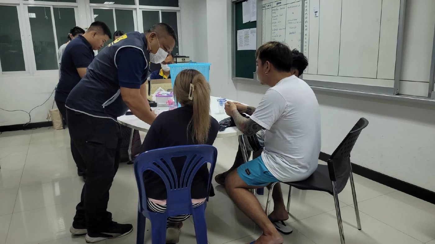 บุกจับร้านซ่อมโทรศัพท์ แอบขายยาทรามาดอลผสมยาแก้ไอ มอมเมานักเรียน