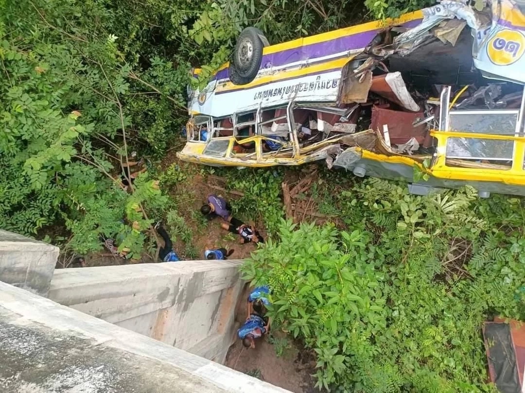 สลด! อุบัติเหตุใหญ่ รถบัสรับส่งนักวิ่ง ตกเหว "ผาพญากูปรี" ดับ 4 เจ็บ 40