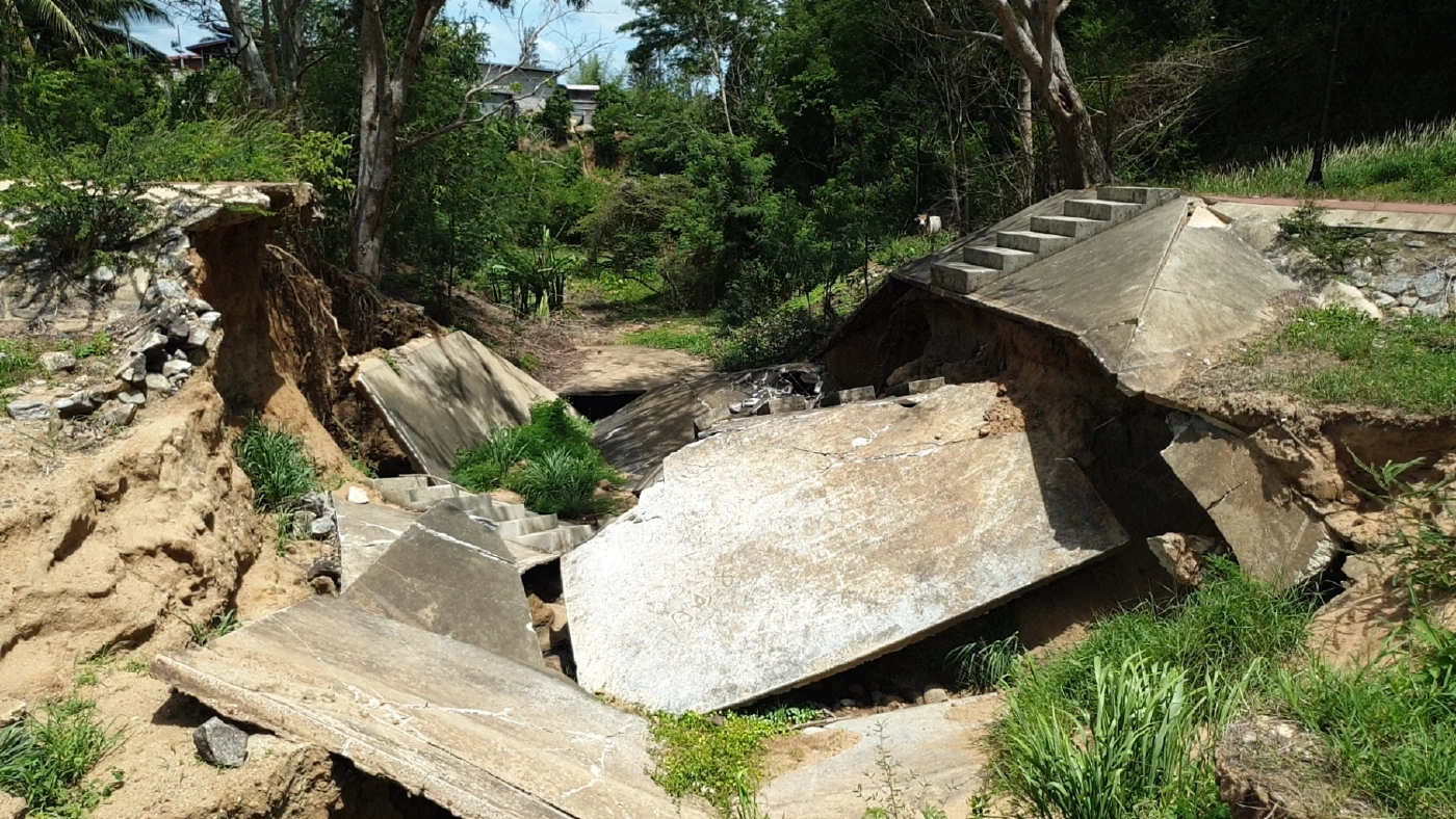 พบเขื่อนเก็บน้ำรั่ว ทำชาวบ้านด่านสิงขร เดือดร้อนหนัก ขาดแคลนน้ำกินน้ำใช้