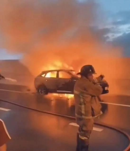 ระทึก! ไฟไหม้รถยนต์บนสะพานภูมิพล เสี่ยโรงงานพาครอบครัวหนีรอดหวุดหวิด