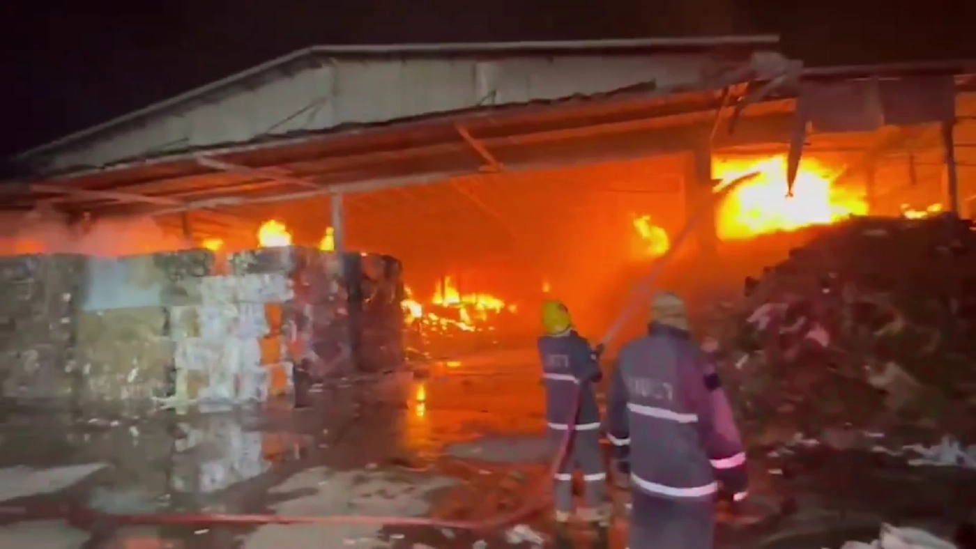 เปิดคลิประทึก ไฟไหม้โกดังรีไซเคิลกระดาษ เผากองกระดาษ 1 พันตันวอด