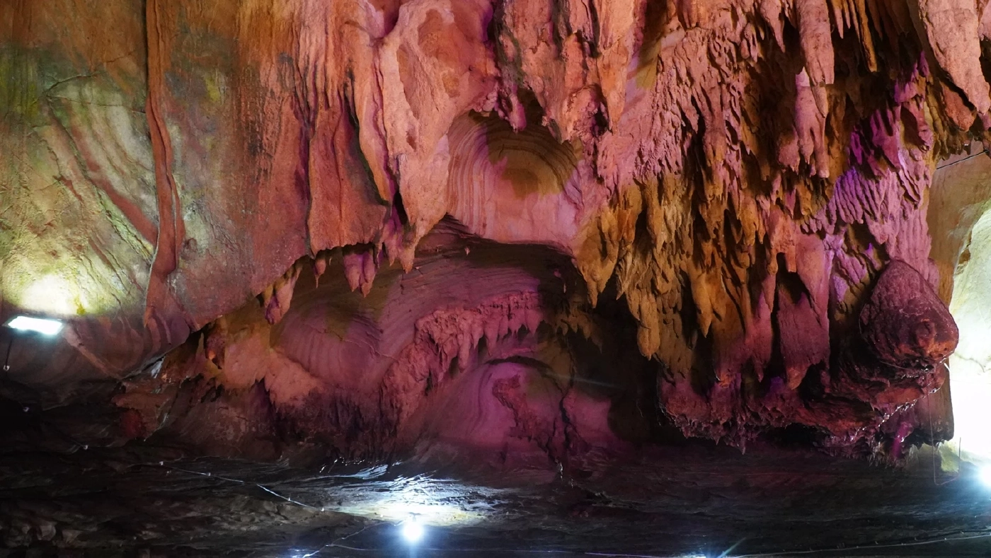 ชวนเที่ยว "ถ้ำน้ำลอดเขาแดง" ชมความงามหินงอกหินย้อย สร้างสรรค์โดยธรรมชาติ