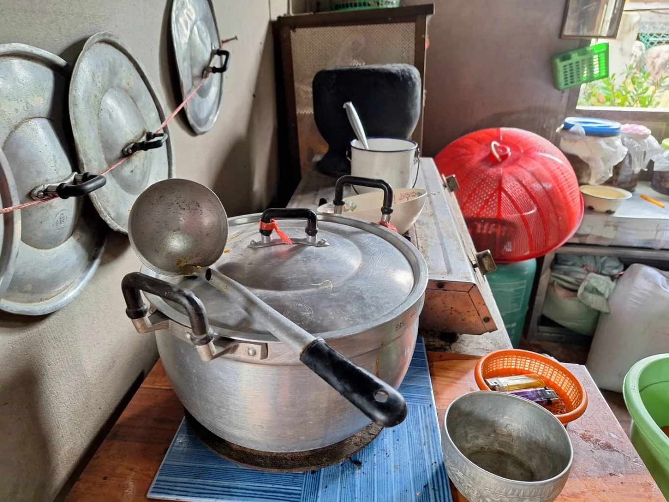 หนุ่มใหญ่ก๊งเหล้าขาว ก่อนกินแกงเห็ดที่เพื่อนเก็บมาฝาก สุดท้ายน็อกเสียชีวิต