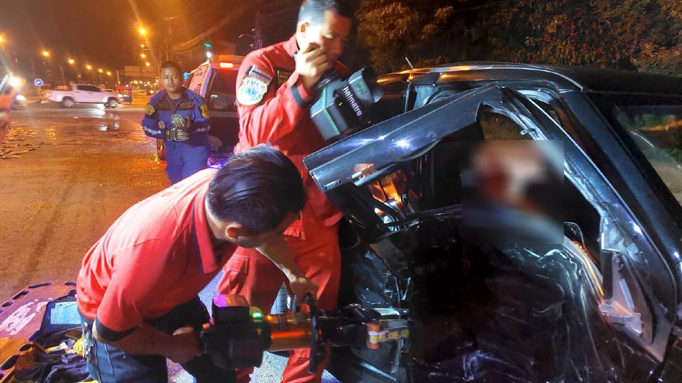 สนั่นกลางสี่แยก เก๋งวิ่ง"ฝ่าไฟแดง" พุ่งชนรถพ่อค้าปลา ติดคาซากรถ (มีคลิป)