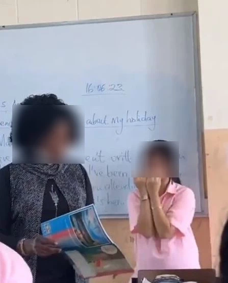 นร.ยกพานขอขมา ครูต่างชาติ หลังทัวร์ลงยับ ชูนิ้วกลาง-ทำท่าโดดต่อย