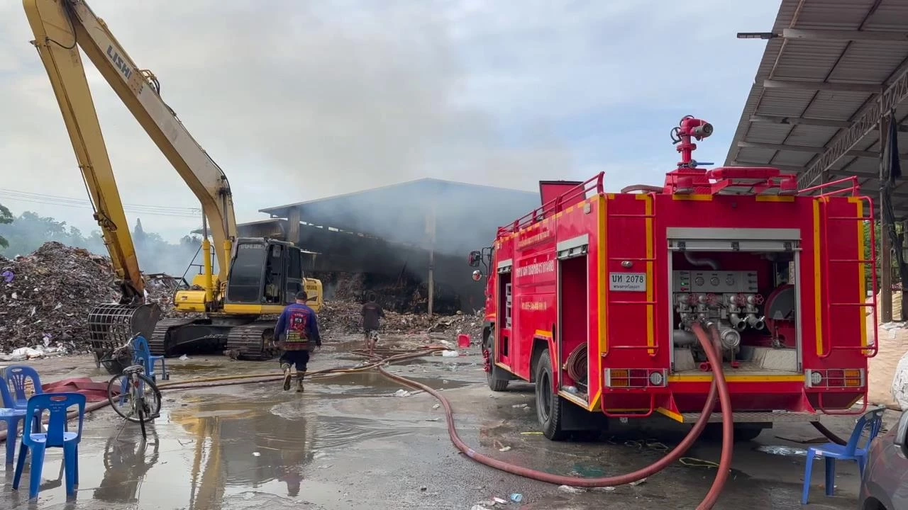 เฝ้าระวังต่อเนื่อง ผ่านไป 10 กว่าชม. ไฟไหม้โกดังกระดาษอัดแท่ง ยังดับไม่สนิท