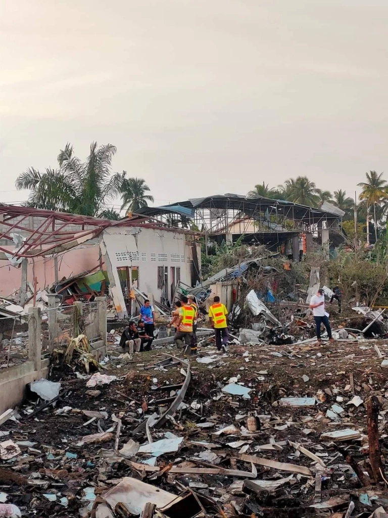 ชาวบ้านทำใจไม่ได้ เหตุโกดังประทัดบึ้มกลางตลาดมูโนะ ไม่ยอมทิ้งบ้านไปไหน