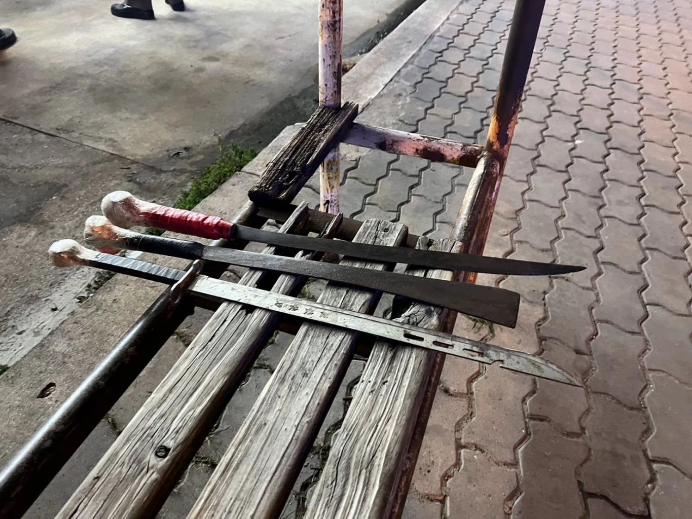 เปิดคลิประทึก กลุ่มวัยรุ่นนับสิบ ควงมีด-ปืน ยกพวกตีกันกลางดึก บาดเจ็บ 1