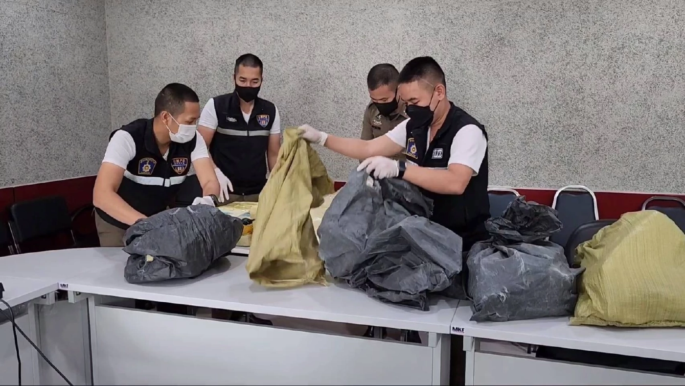 เปิดคลิปสุดระทึก ตร.ไล่ล่าแก๊งค้ายา"อะเลโพะ" ยึดของกลาง 6 แสนเม็ด