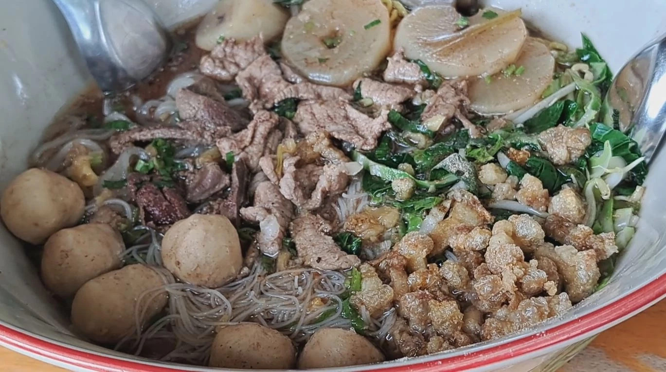 อดีตพนักงานบริษัทสาว เปิดร้านก๋วยเตี๋ยวเรือชามยักษ์ เน้นของสดใหม่มัดใจนักชิม