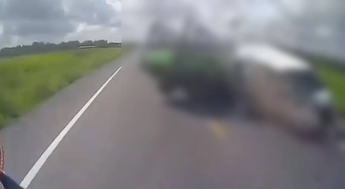 สลด กระบะคอกแซงซ้าย เสียหลักชนรถตู้ ดับ 2 เจ็บ 2 (มีคลิป)