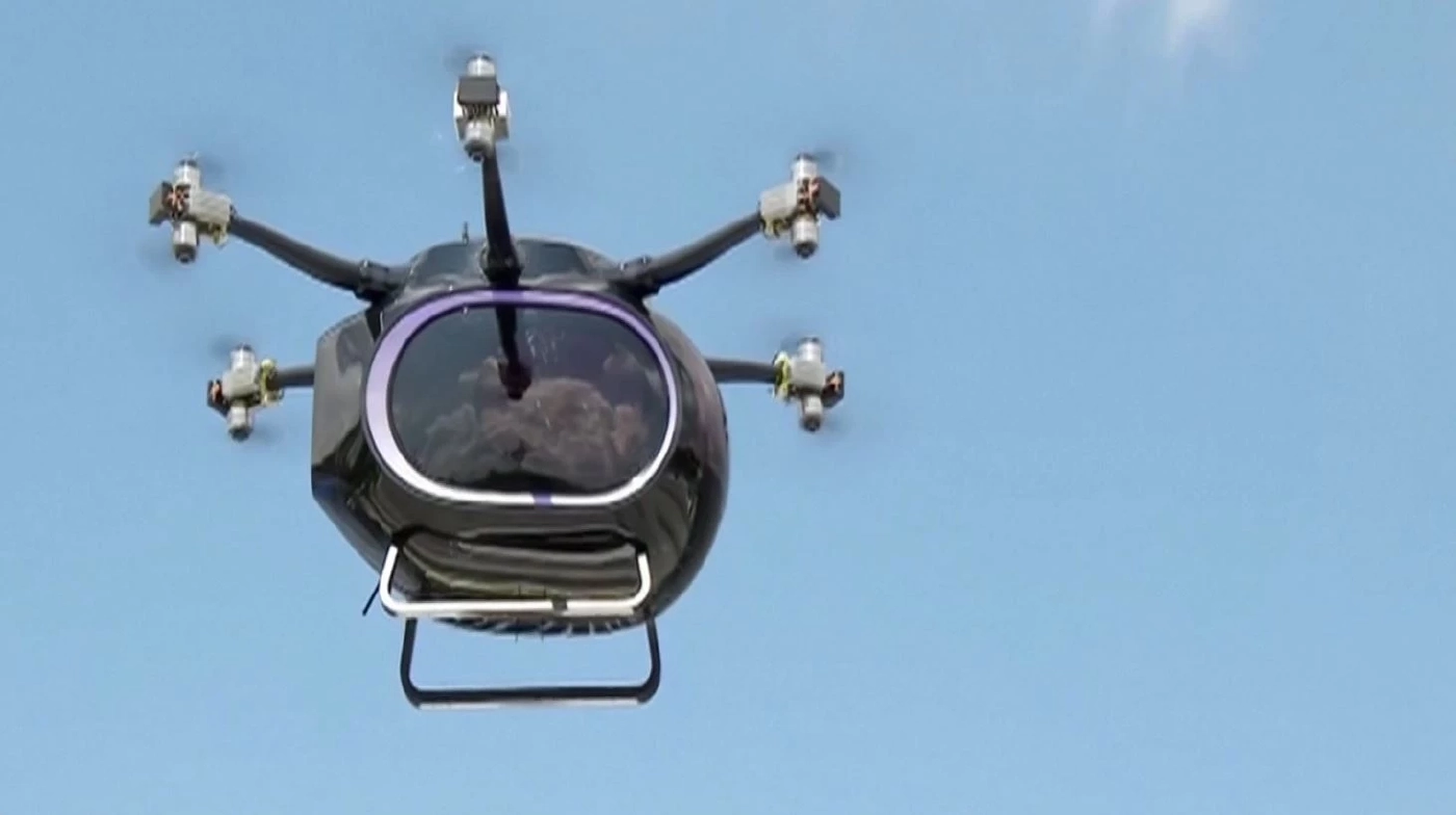 รถยนต์บินได้จีนโชว์ขึ้นฟ้า - วิ่งบนถนนแบบไร้รอยต่อ (คลิปข่าว)