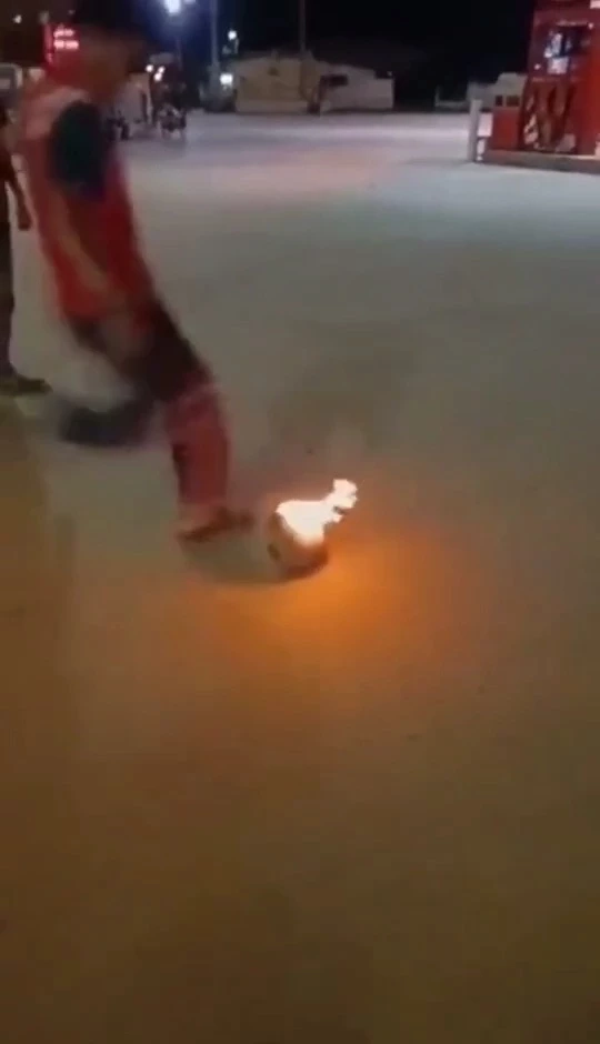 เด็กปั๊มไหว้ขอโทษ ทำคอนเทนต์เตะลูกไฟในปั๊ม ยอมรับคิดน้อย ไม่สร้างสรรค์