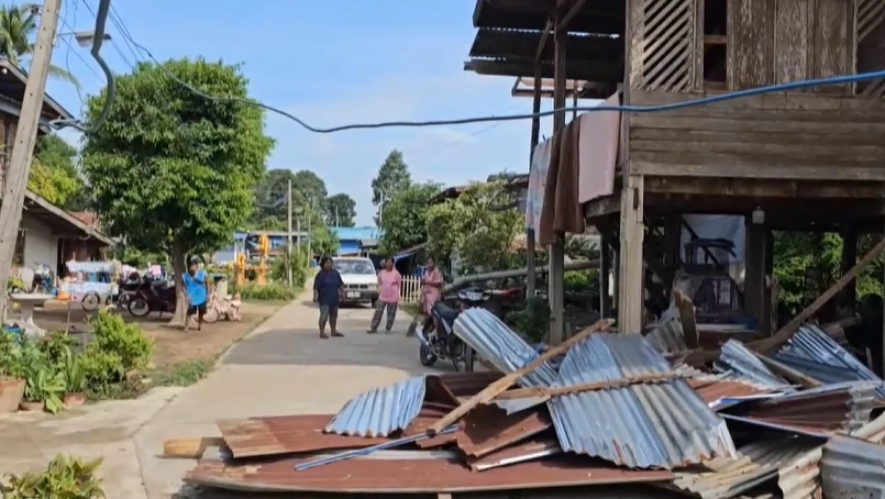 สุดน่ากลัว เปิดคลิป "พายุลูกเห็บ" ถล่มสามหมู่บ้านนครสวรรค์พังยับ