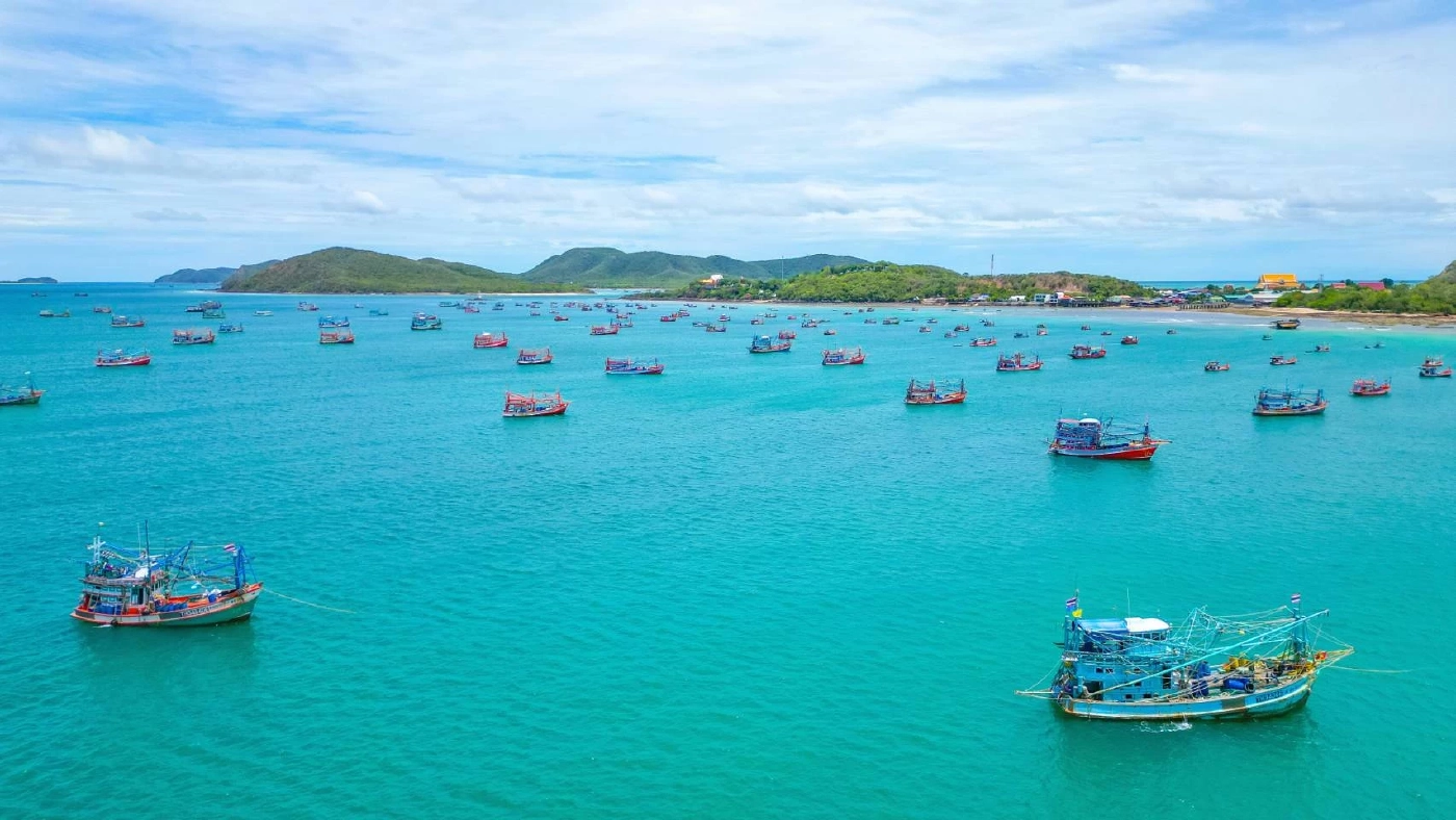 เรือประมงหลายร้อยลำ จอดหลบ"พายุตาลิม" เต็มอ่าวแสมสาร (มีคลิป)