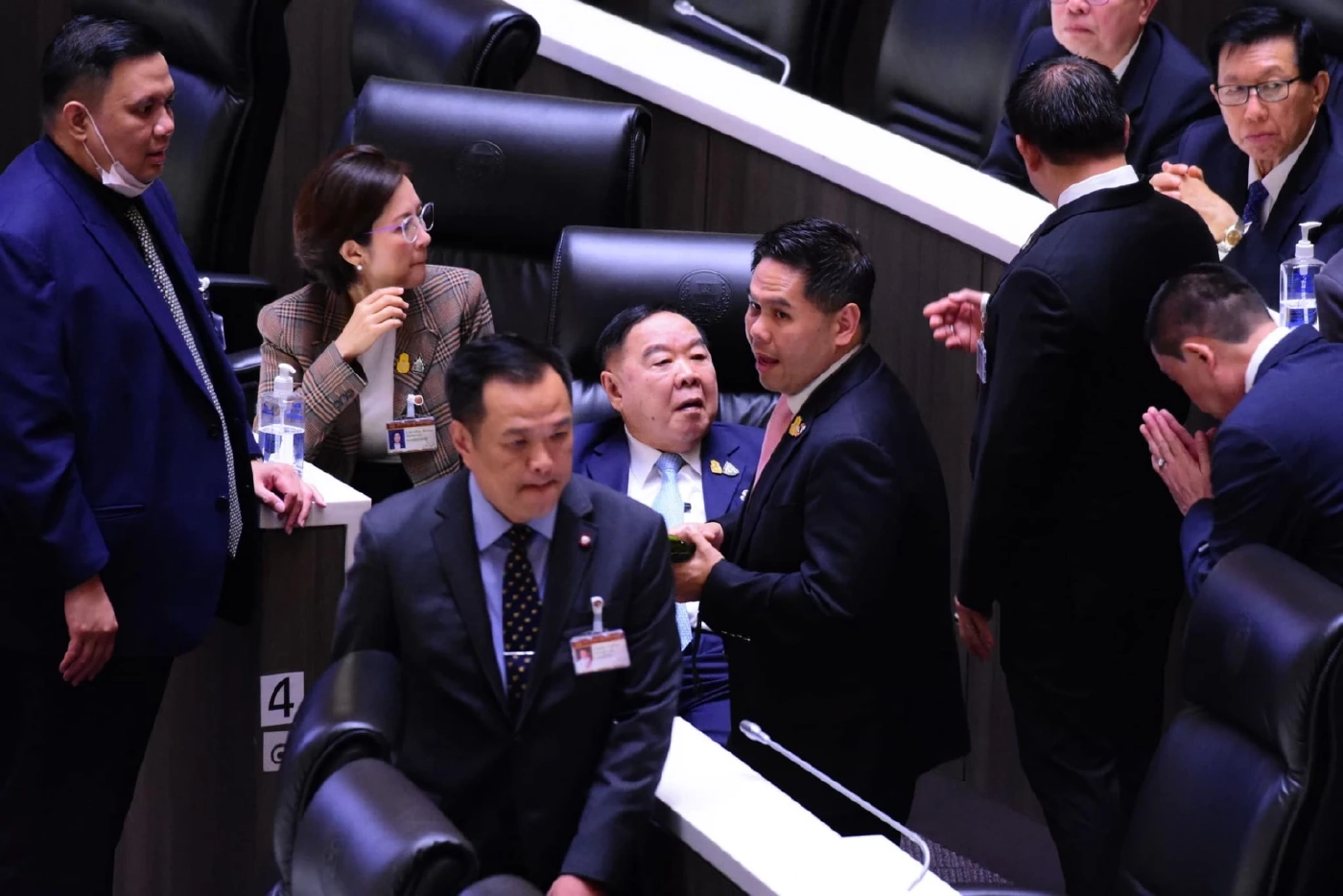 "ธรรมนัส" ยัน "บิ๊กป้อม" ทำหน้าที่ ส.ส.เต็มที่ โต้ ไม่ได้นั่งหลับในสภาฯ (คลิป)