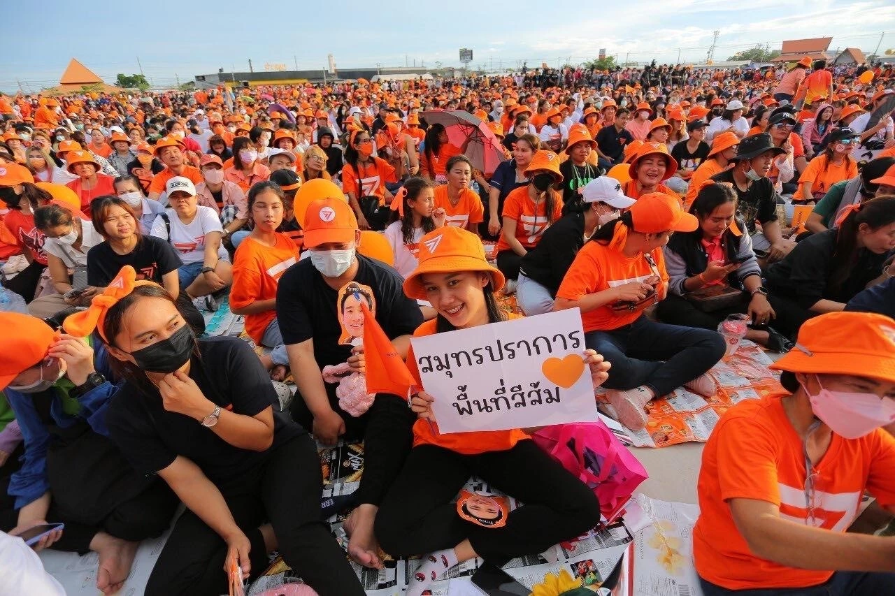 "ก้าวไกล" ปลุกด้อม พร้อมใจใส่เสื้อสีส้ม-ติดสัญลักษณ์ วันโหวตนายกฯ พรุ่งนี้