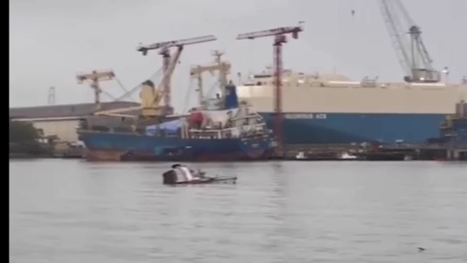 คลื่นลมแรงกระหน่ำ ซัดเรือประมงสมอขาด ชนโขดหิน น้ำทะลักจมทะเลศรีราชา (คลิป)