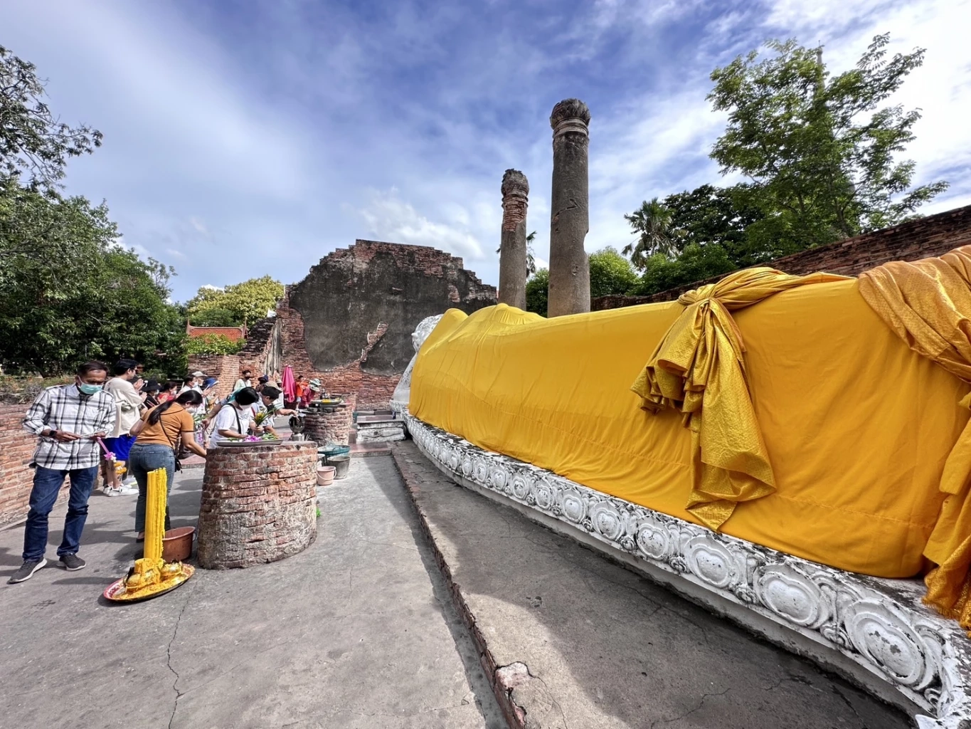 อยุธยาคึกคัก นทท.เดินทางมาไหว้พระทำบุญ ช่วงวันหยุดยาว