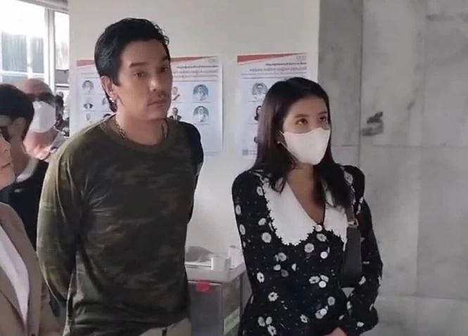 ดีเจแมน-ใบเตย เจอหน้ากันในรอบ 2 เดือน โอบกอดซับน้ำตา กลางห้องพิจารณาคดี