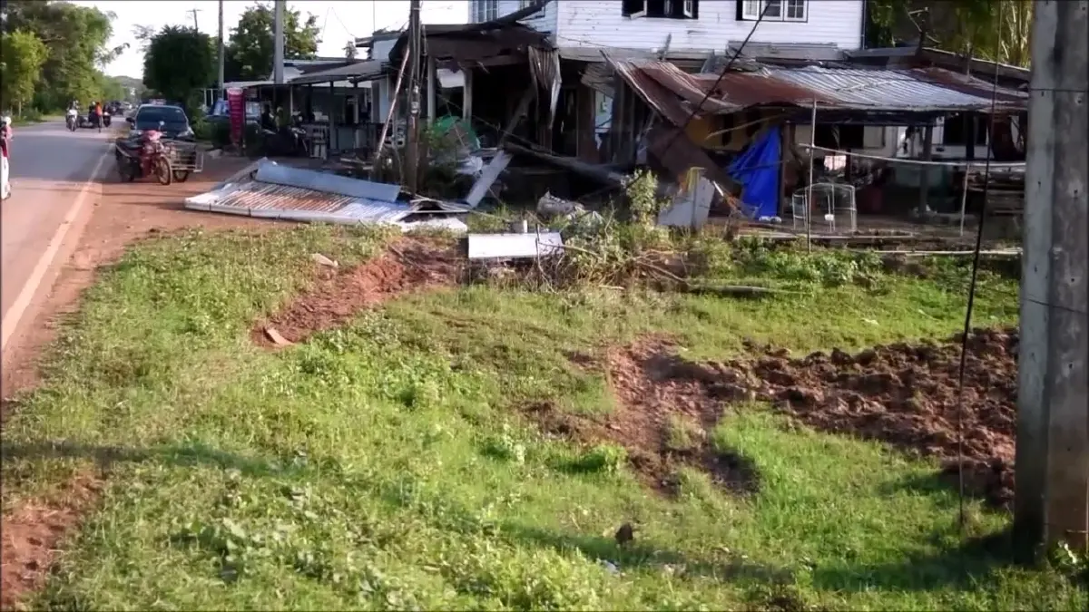 ร่องรอยหวิดพุ่งชนบ้านรอบ 2