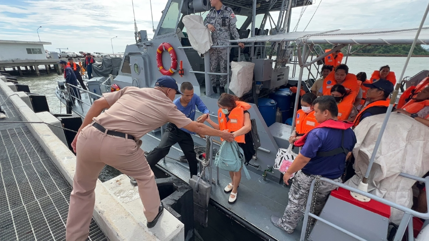 ระทึกกลางทะเล เรือเฟอร์รี่ข้ามเกาะช้างเครื่องดับ 31 ชีวิตลอยเคว้งกลางทะเล