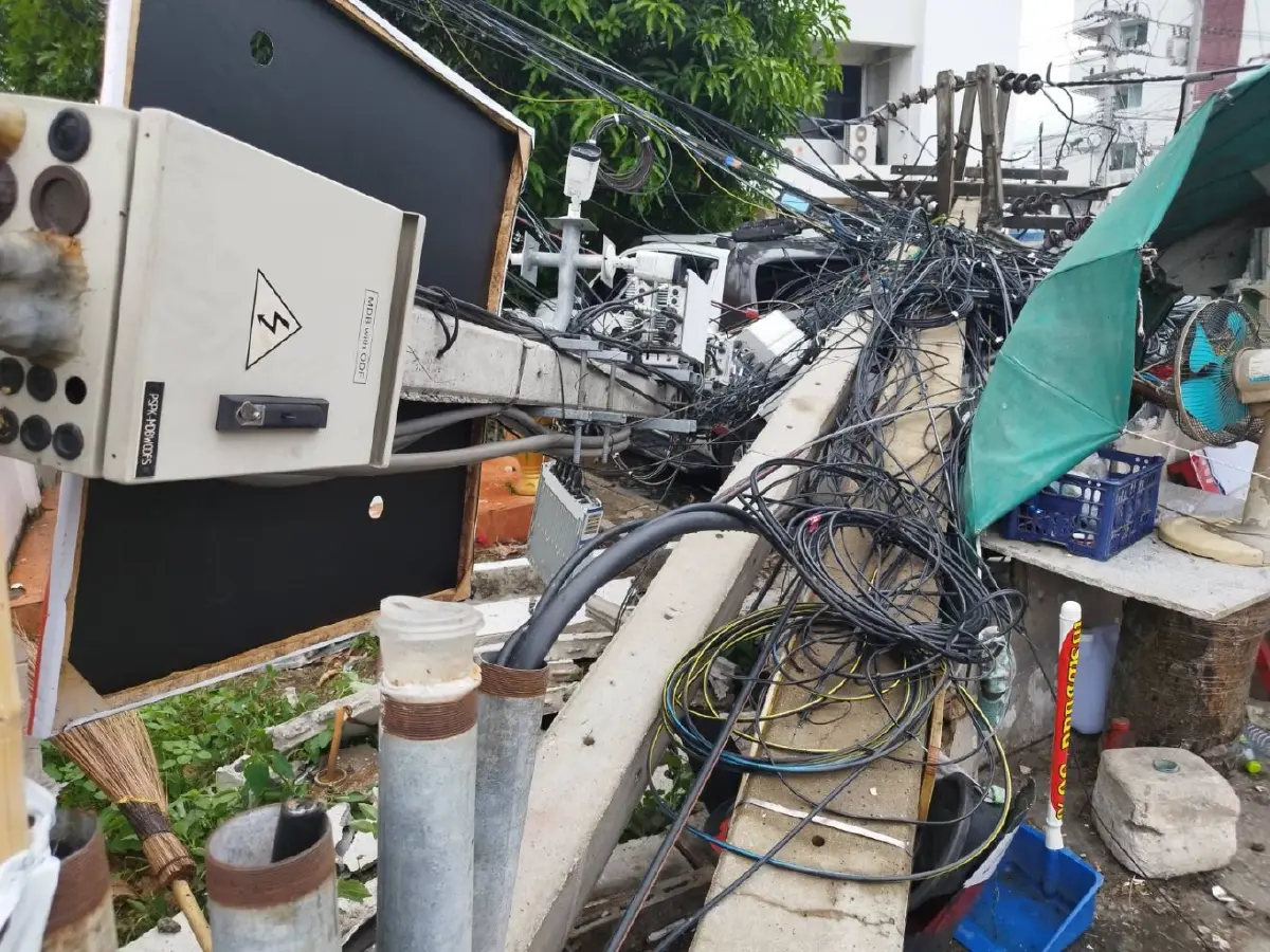 ระทึกกลางเมืองปทุม GPS พารถ 6 ล้อหลง เกี่ยวเสาไฟล้ม ไฟลุกไหม้รถพังนับสิบคัน