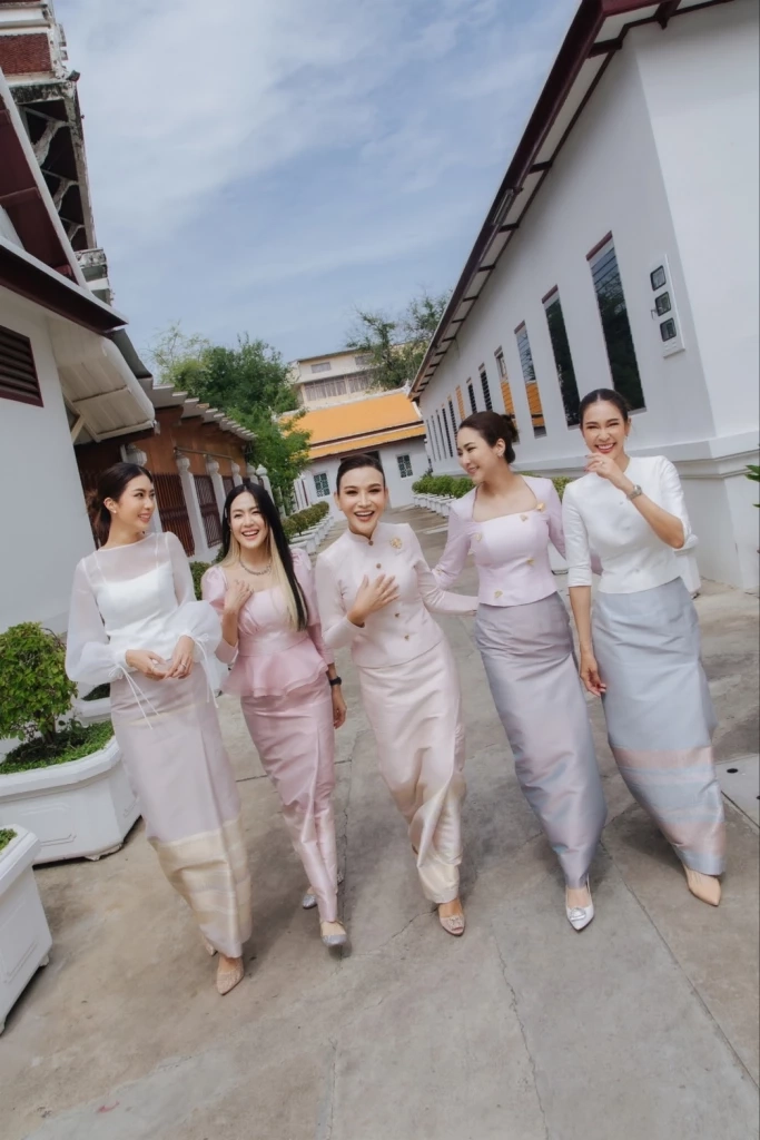 ส่องเหล่าดาราคนดัง แต่งชุดไทยร่วมทำบุญ พาเที่ยวถ่ายรูปเก๋ๆ ที่วัดโพธิ์