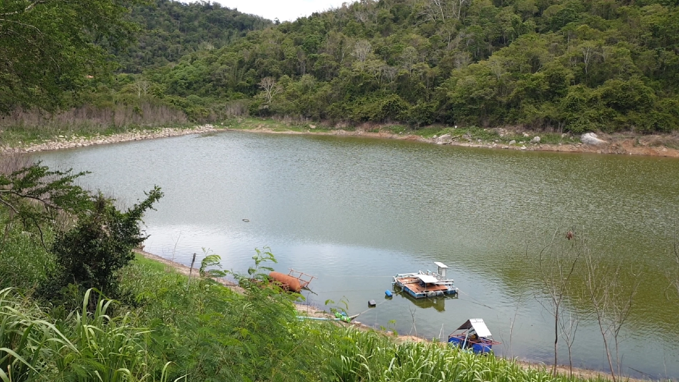 พบเขื่อนเก็บน้ำรั่ว ทำชาวบ้านด่านสิงขร เดือดร้อนหนัก ขาดแคลนน้ำกินน้ำใช้