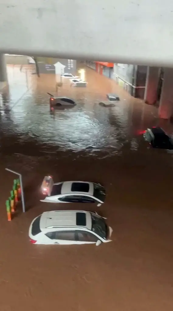 ฝนถล่ม-น้ำท่วมหนักในฉงชิ่ง คร่าชีวิต 15 ราย