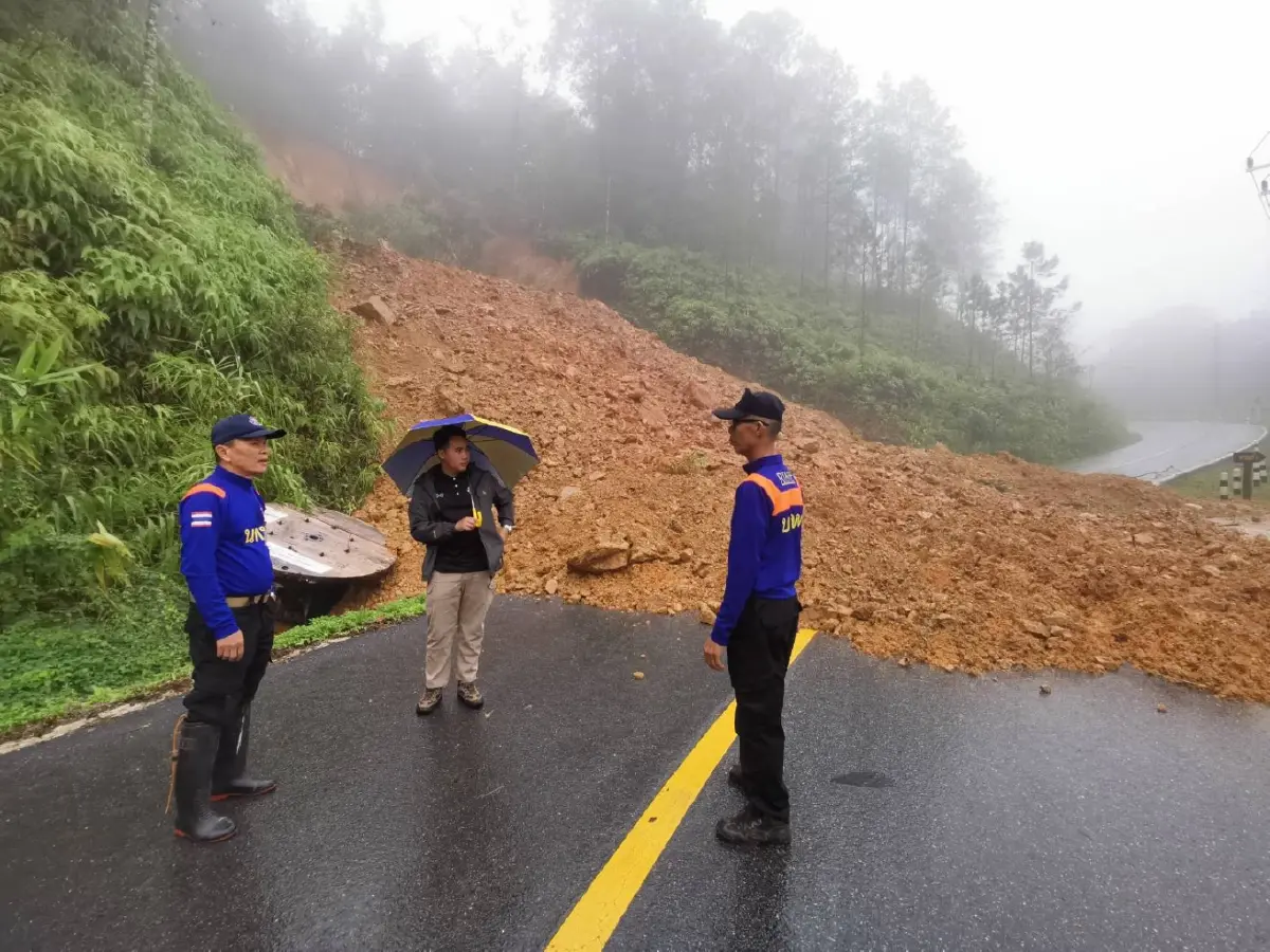 ฝนถล่มหนัก จ.น่าน เกิดดินสไลด์ปิดทับเส้นทางสาย 1256 หน้า อช.ดอยภูคา
