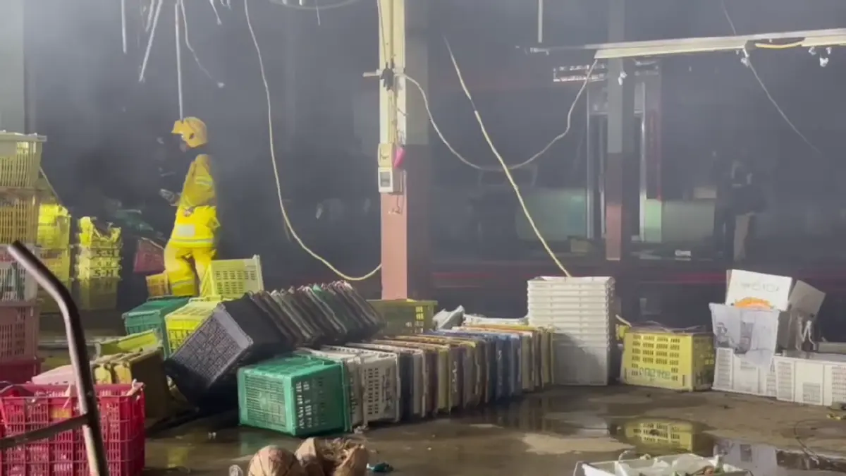 ไฟไหม้ล้งผลไม้จันทบุรี ลามบ้านพักแรงงานกัมพูชาวอด 2 ชม.จึงคุมเพลิงได้