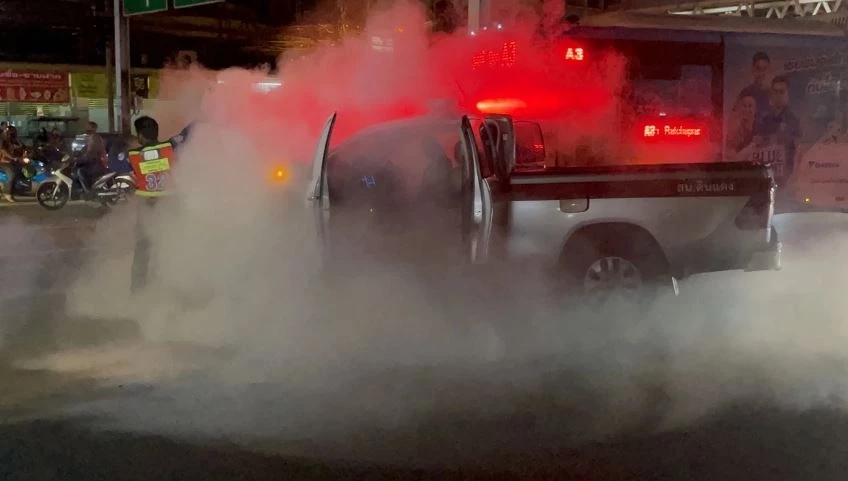 เดือด “กลุ่มม็อบทะลุแก๊ส” จุดไฟเผารถตำรวจ (แฟ้มภาพ : 11 มิ.ย. 65)