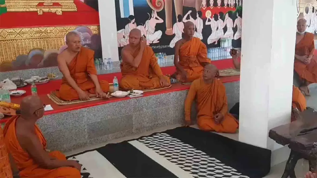 บันเทิง! ชาวบ้านสระแก้ว รวมตัวขับไล่เจ้าอาวาสวัด ก่อนวันเข้าพรรษา