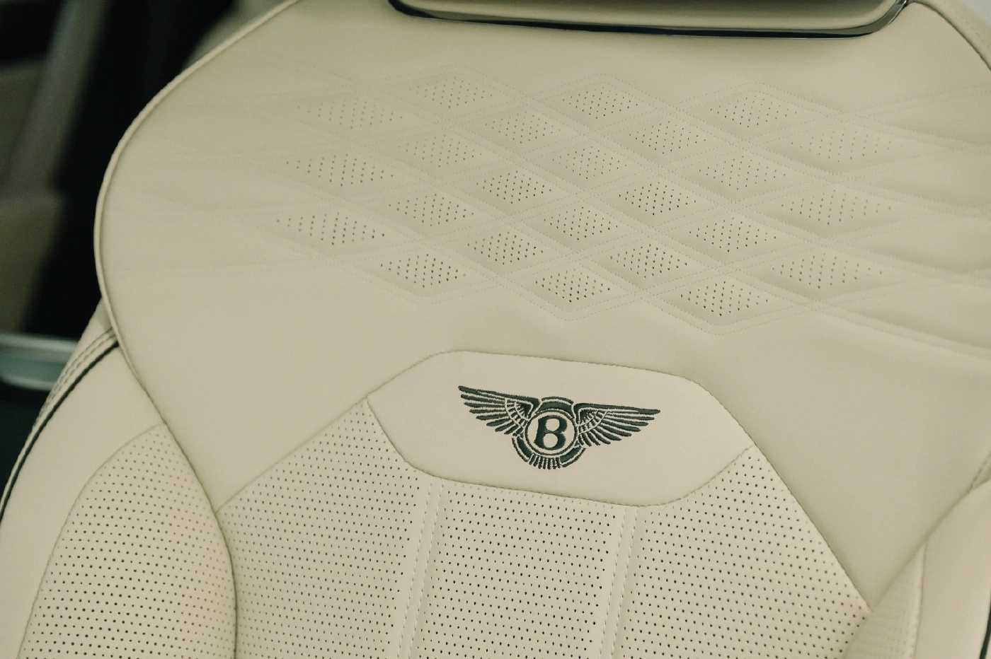 เริ่มต้น 22.6 ล้าน BENTAYGA EWB AZURE  อัครยนตรกรรมเอสยูวีสุดหรูของเบนท์ลีย์