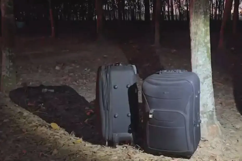 หนุ่ม รปภ.ผวา พบกระเป๋าปริศนาส่งกลิ่นเหม็น แจ้ง จนท.ตรวจสอบ