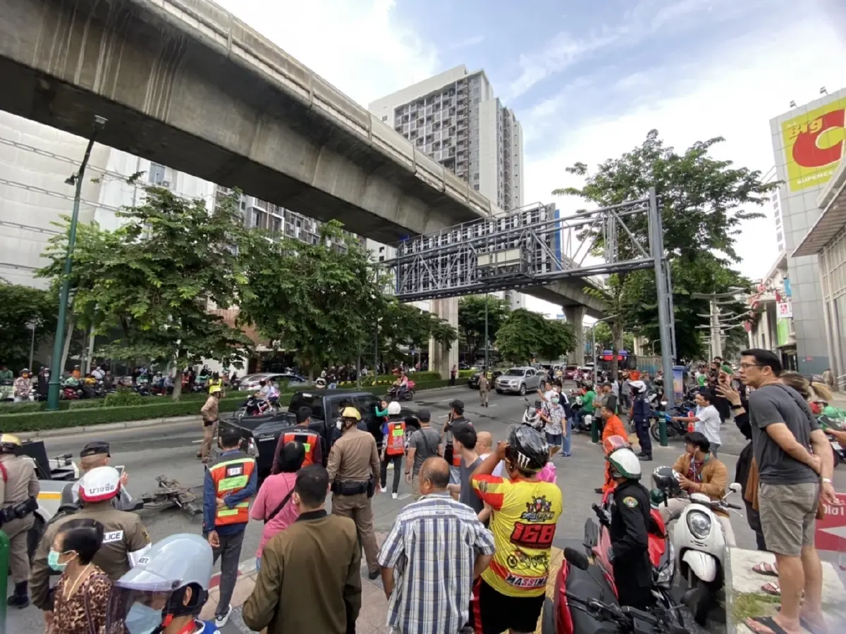 ปิดล้อมวุ่น หนุ่มคลั่งซิ่งกระบะย้อนศร กลางพญาไท อ้างถูกคนตามฆ่า