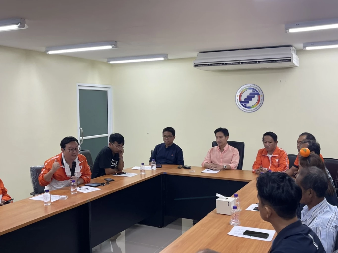 "พิธา" ร่วมประชุมทีมงานระยอง