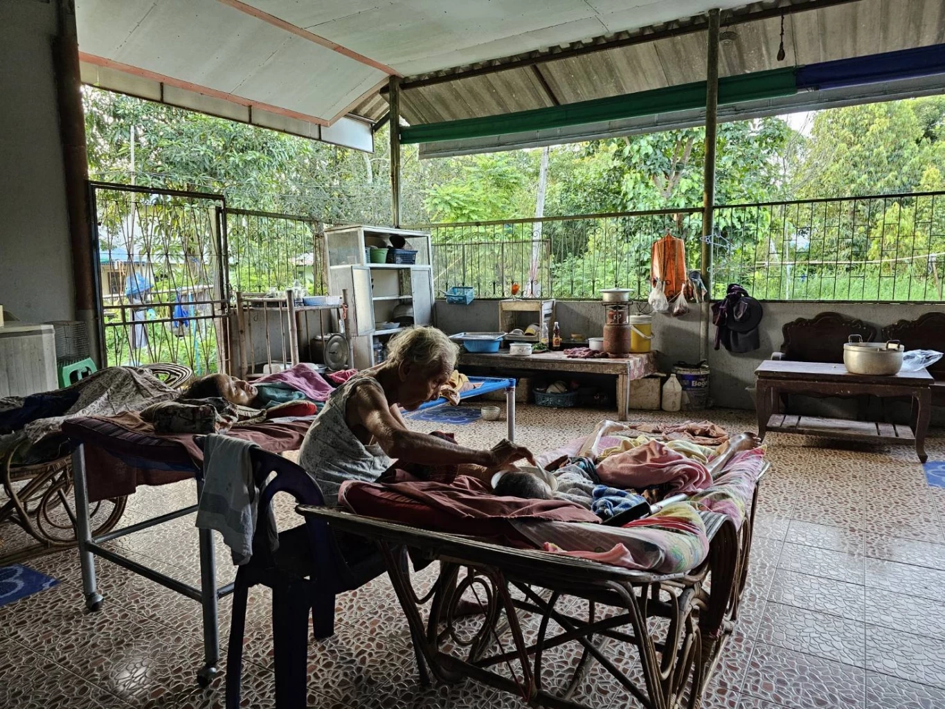 รักไม่เสื่อมคลาย! สุดยอดแม่วัย 94 เลี้ยงลูกสาวฝาแฝด พิการติดเตียงกว่า 80 ปี