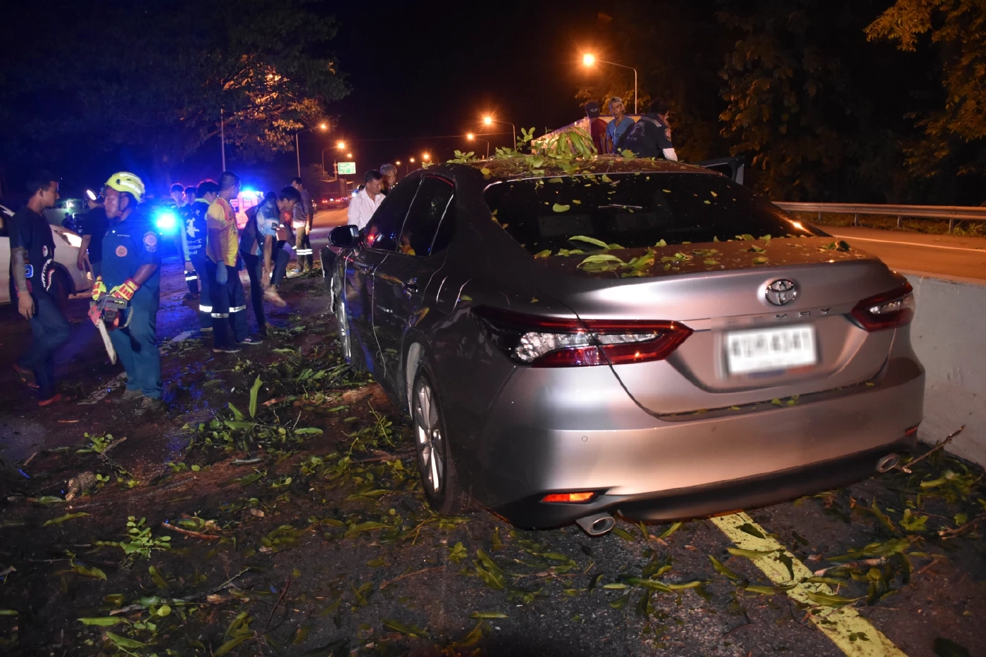 ต้นไม้ล้มขวางถนน รถชาวบ้านพุ่งชน ดับ 1 สาหัส 2 รองผู้ว่าฯ อุตรดิตถ์ รอดหวุดหวิด