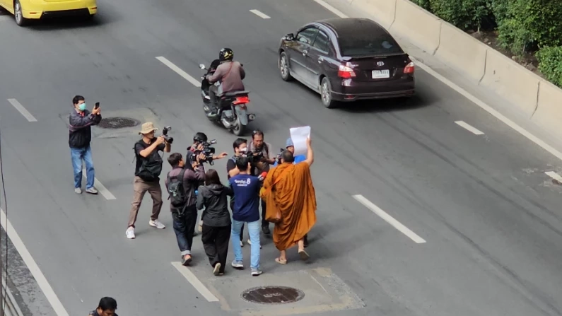 &quot;พระเค ร้อยล้าน&quot; บุกป่วนคนเสื้อแดง