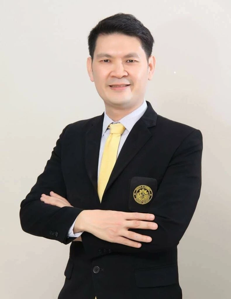 ศาสตราจารย์ ดร.ธนะเศรษฐ์ ง้าวหิรัญพัฒน์ อธิการบดี มหาวิทยาลัยศิลปากร