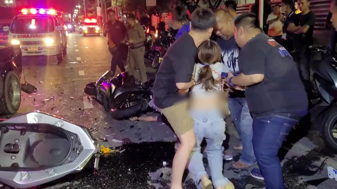 กระบะแต่งซิ่ง เลี้ยวตัดหน้า ก๊วนจยย.พุ่งชนกลางลำ 5 คันรวด ดับ 1 สาหัส 4