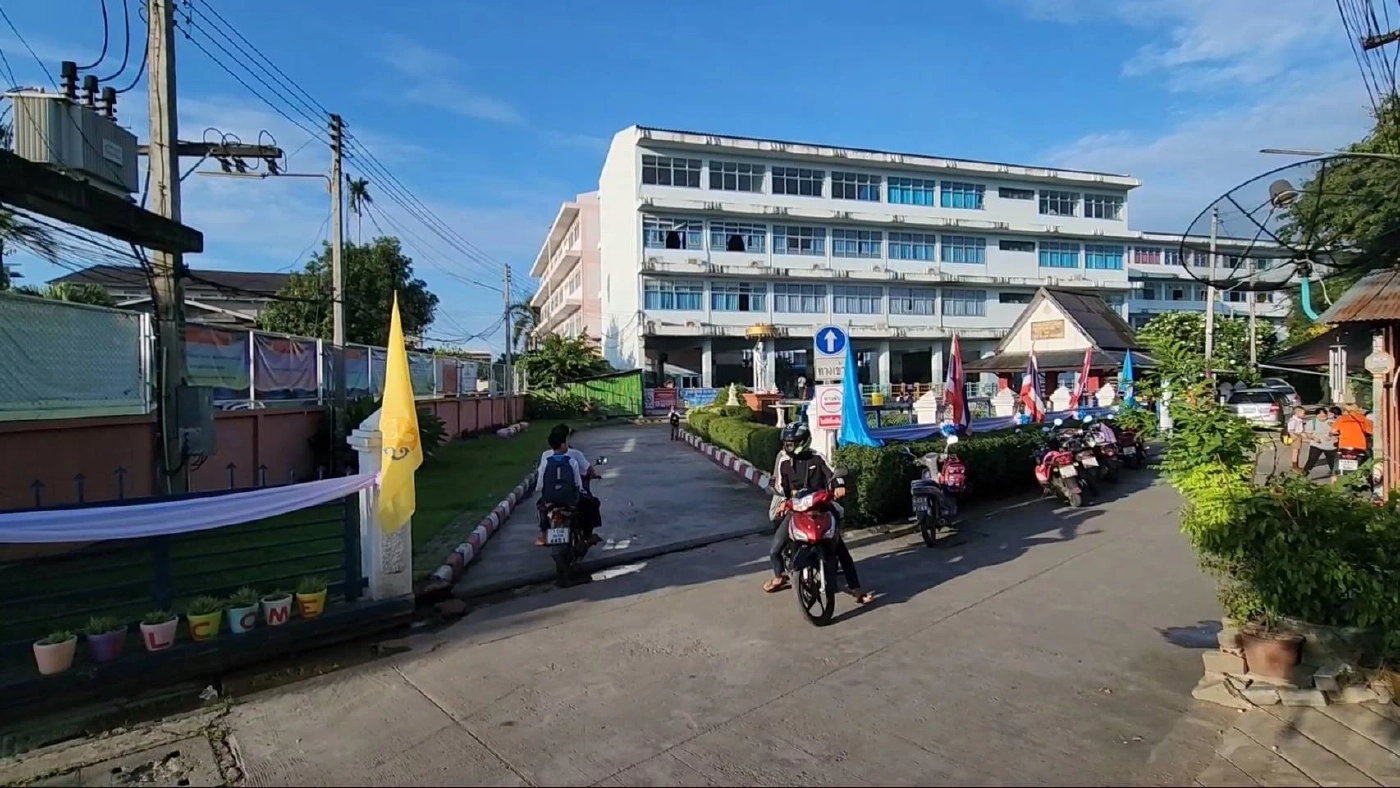 ครูนักเรียนร่วมกันยืนไว้อาลัย อนุบาล 3 ถูกอุ้มสังหารโหด ล้อมคอกกันเหตุซ้ำ