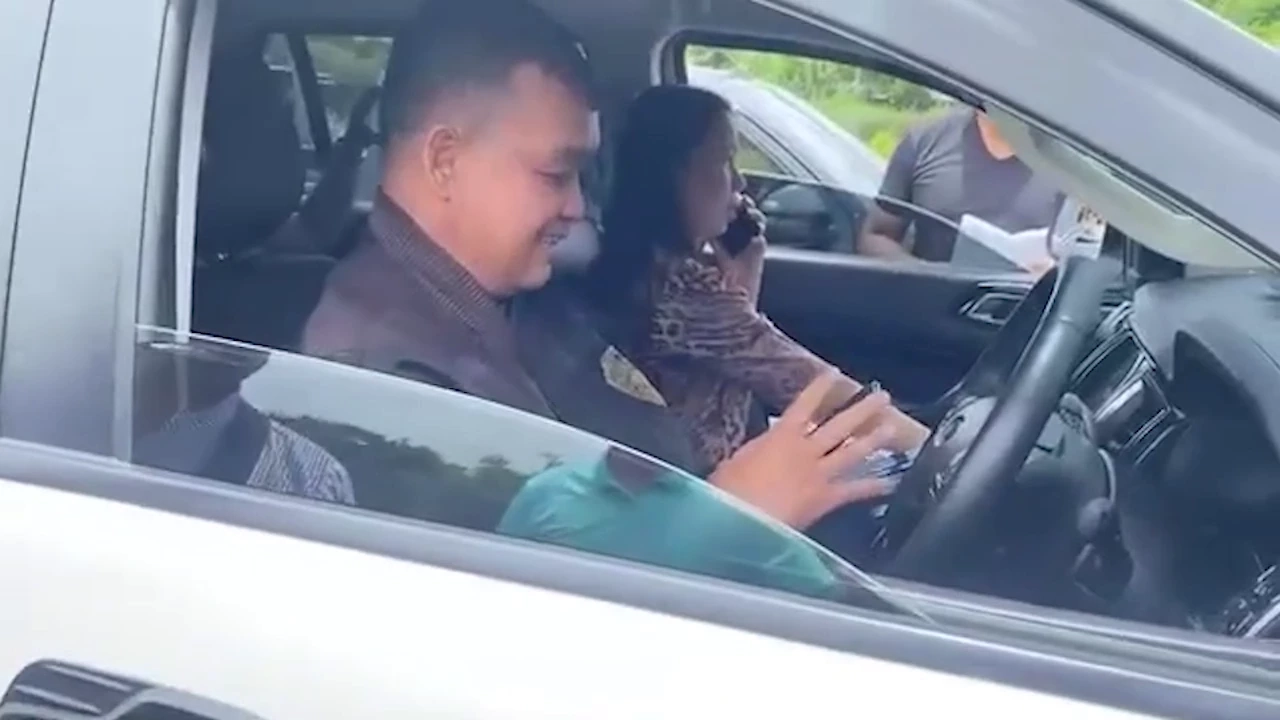 เปิดคลิป ล็อกตัว"เสี่ยเต้นท์รถ" หลอกเชิดรถ 200 คดี ชาวบ้านบุกค้านประกันตัว